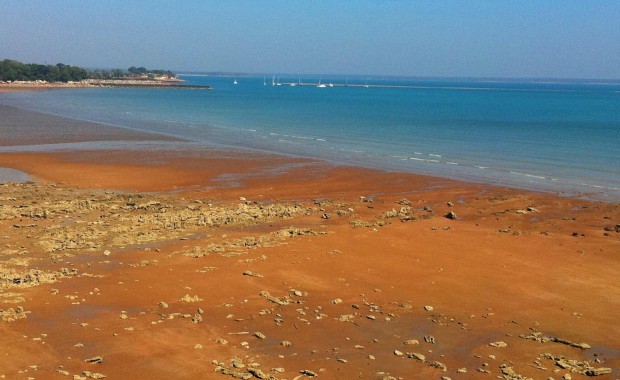 Northern Territory photos - red sand beach in Darwin