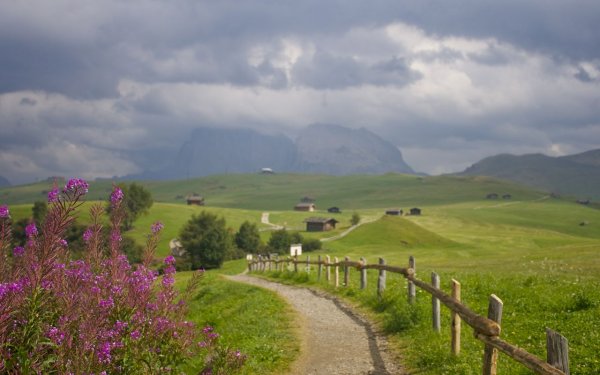En-route to paragliding in Alpe di Siusi (Seiser Alm) En-route to paragliding in Alpe di Siusi (Seiser Alm)
