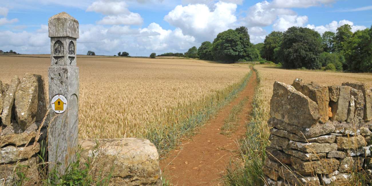 cotswold way in broadway, england