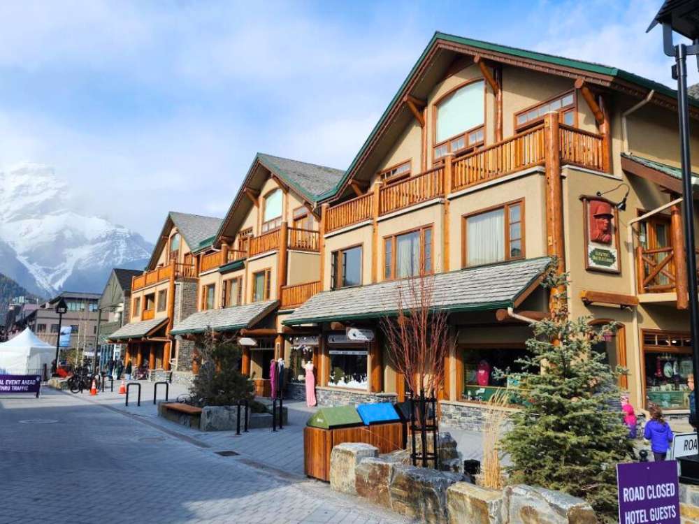 Brewster Mountain Lodge, one of the best cheapest hotels in Banff