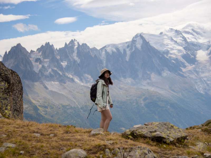 woman hiking tour du mont blanc with light backpack