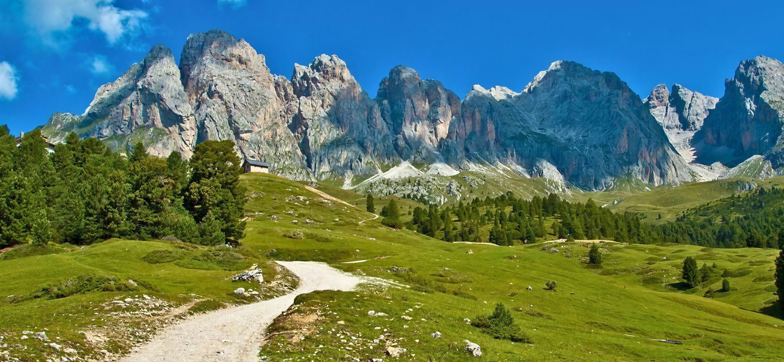 The Odle mountain range above Alpe di Siusi on a self-guided Val Gardena hiking tour in the Dolomites