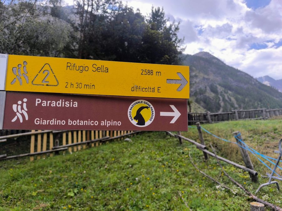 Trail sign on the Gran Paradiso hiking tour in the Italian Alps