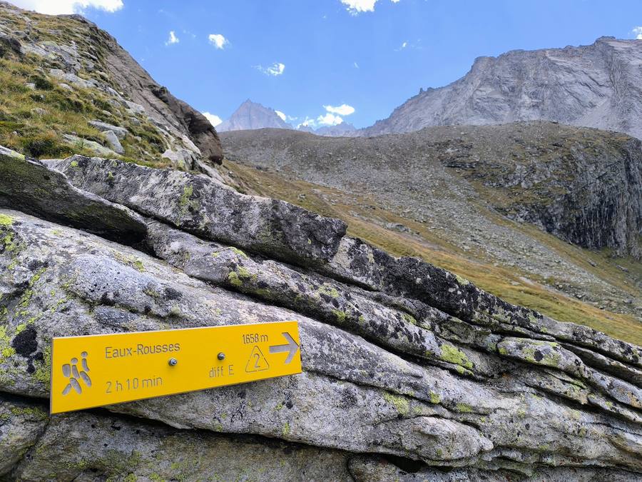 Hiking trail sign to Eaux-Rousses on the Gran Paradiso hiking tour in Italy