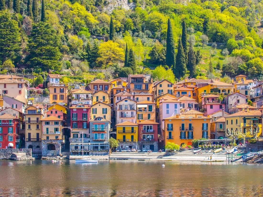 The colorful waterfront houses of Varenna, the best place to stay in Lake Como without a car